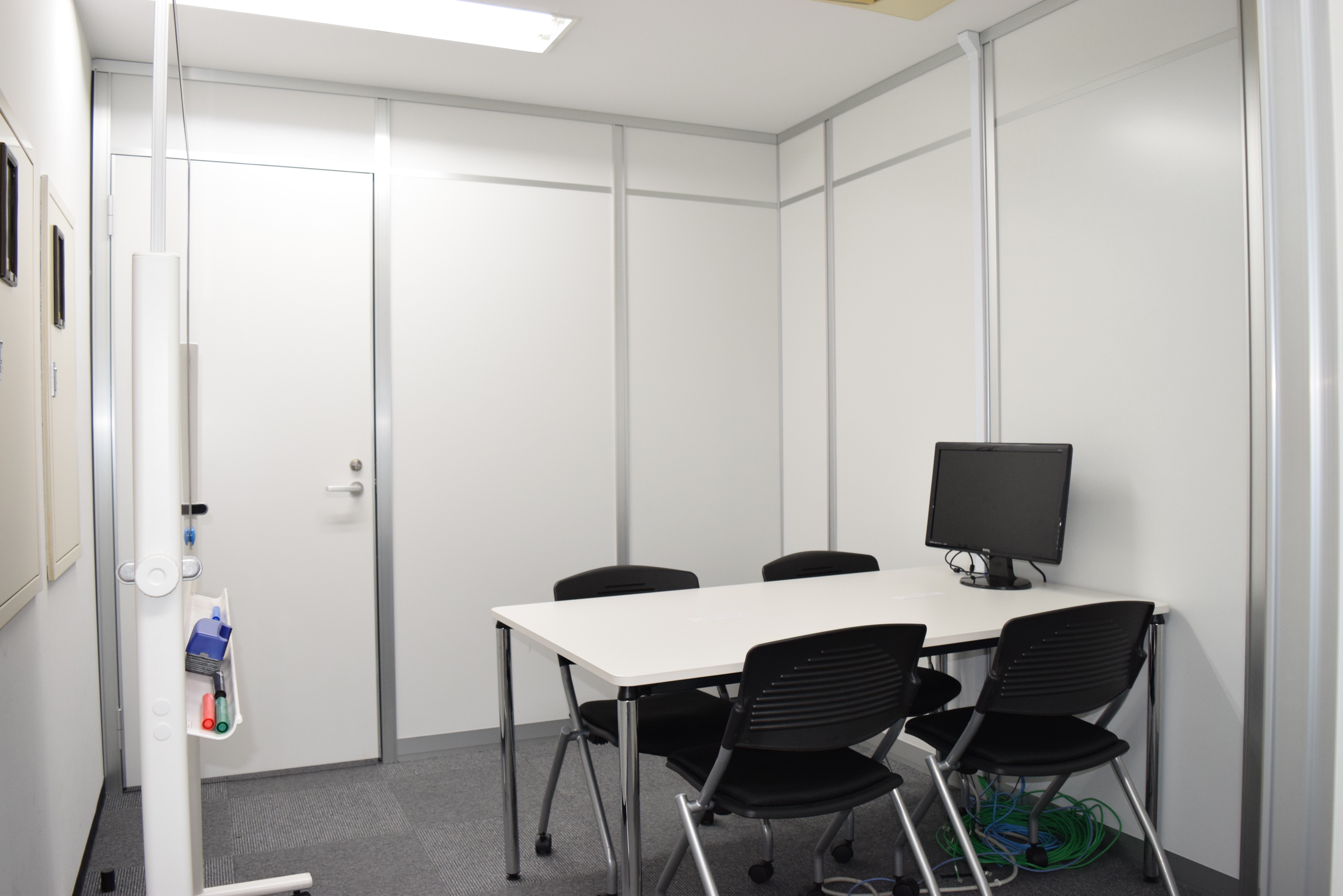 新宿 ６名までの会議に ホワイトボード完備のレンタルスペース 知恵の場オフィス 会議室２ Feeeel