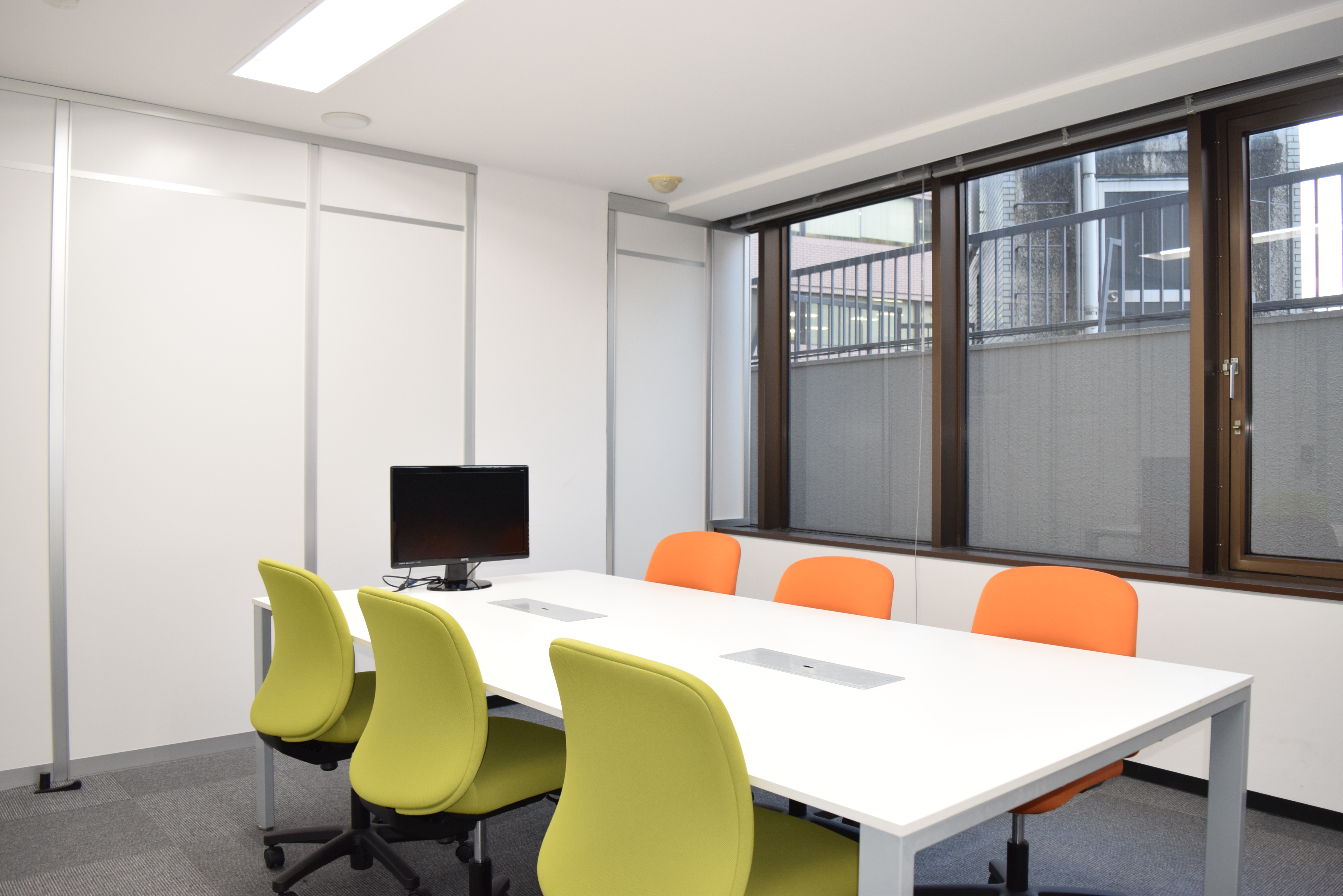 新宿 シンプルで使い勝手の良い会議スペース 知恵の場オフィス 会議室３ Feeeel