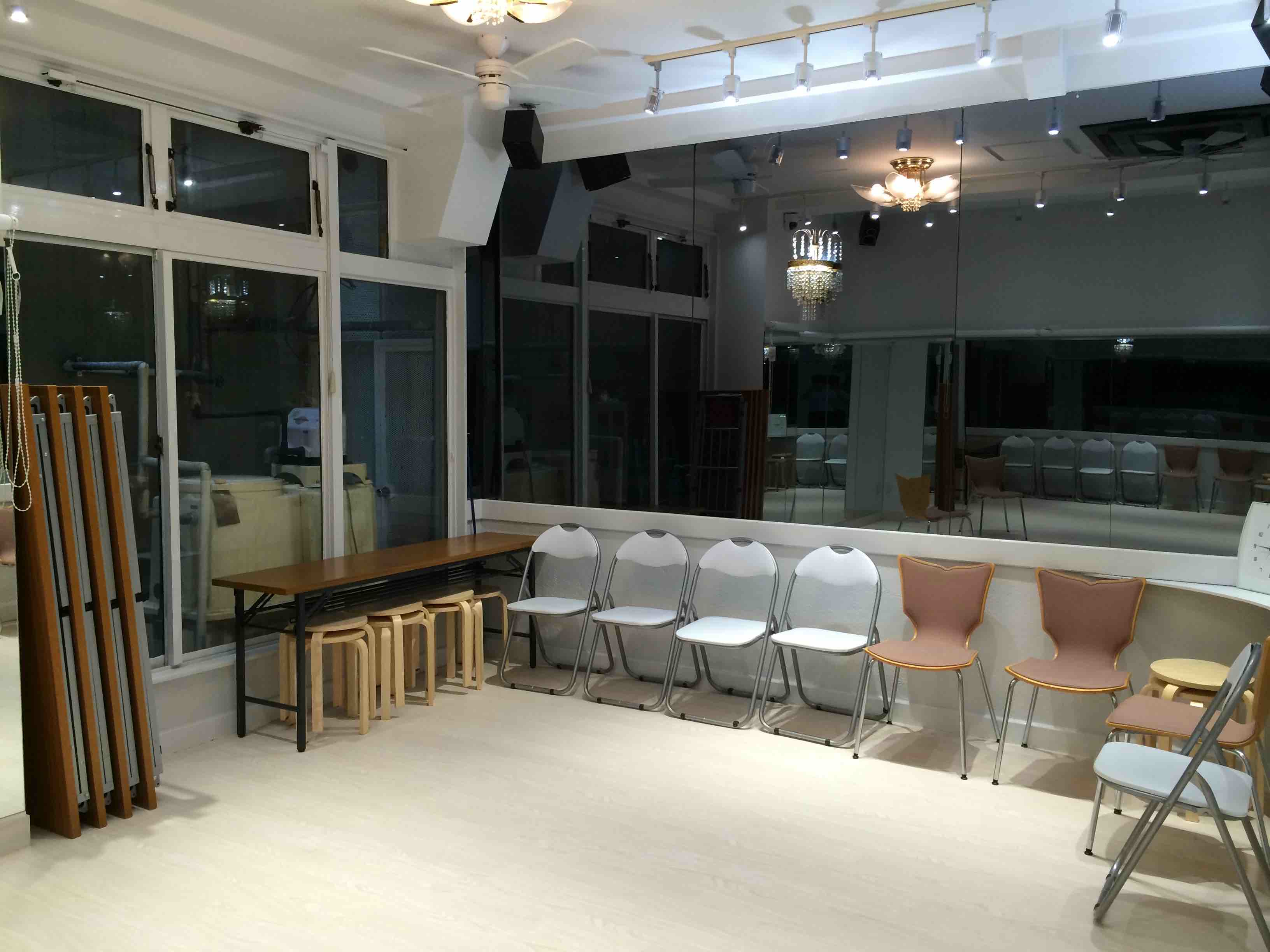 【新宿】白を基調としたモダンなキッチン付き多目的スタジオ「赤レンガサロンスタジオ」