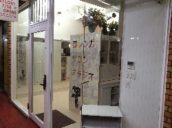 【新宿】白を基調としたモダンなキッチン付き多目的スタジオ「赤レンガサロンスタジオ」