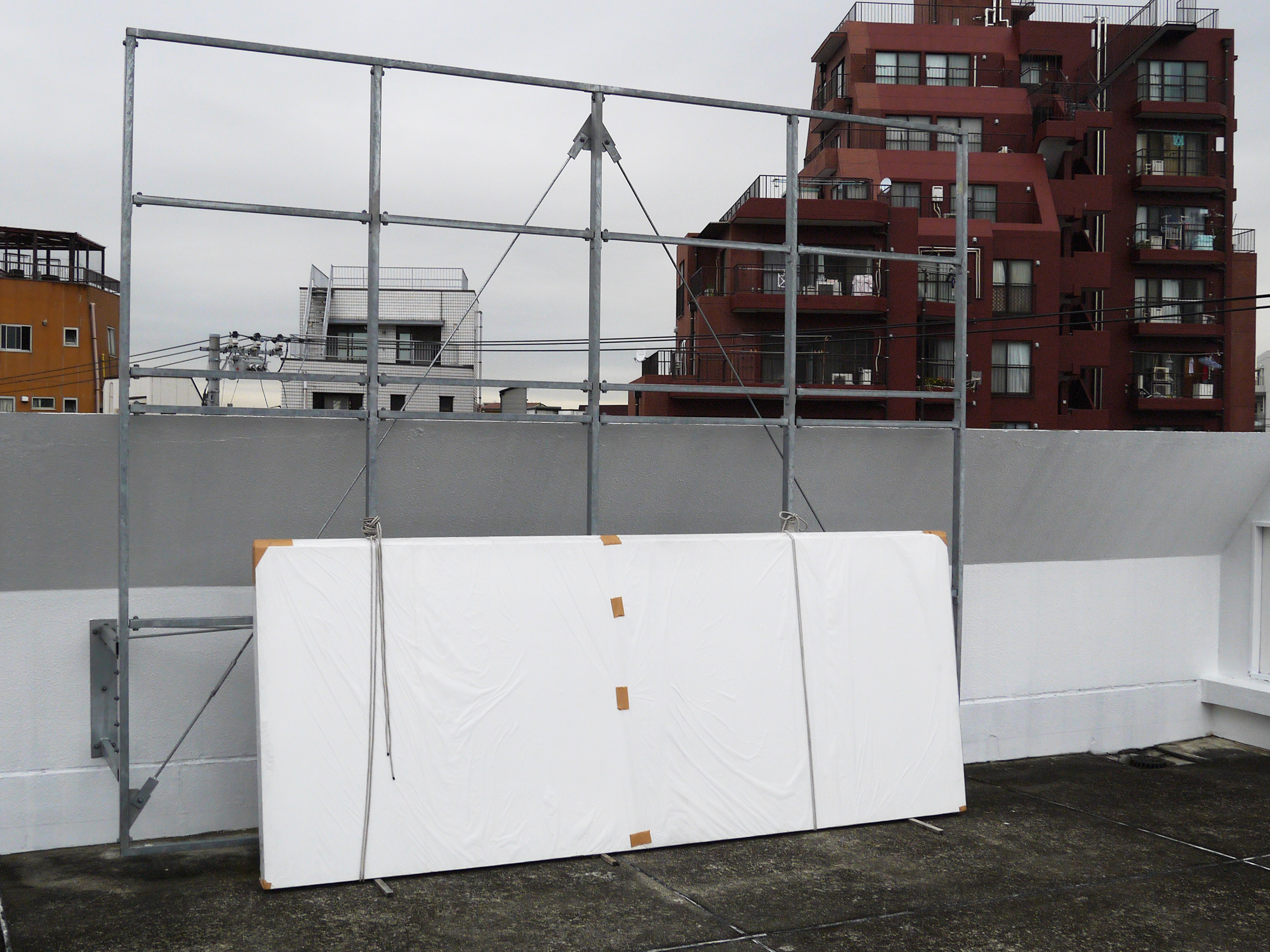白パネルを張ったり、雨を降らしたり、屋上だからできることたくさん！「STUDIO ON (Roof)」