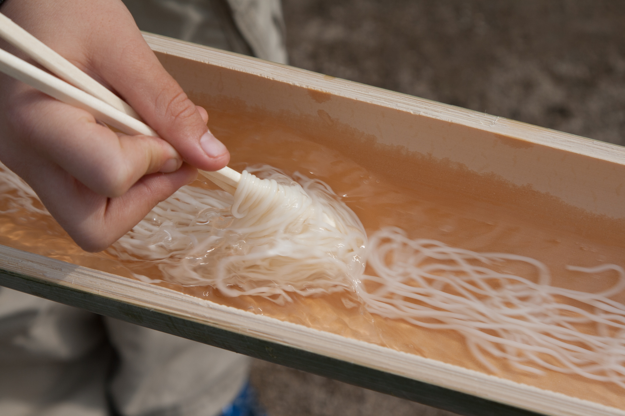 夏の風物詩！お店以外で気軽に流しそうめんが楽しめるおすすめの場所とは？ | Feeeel