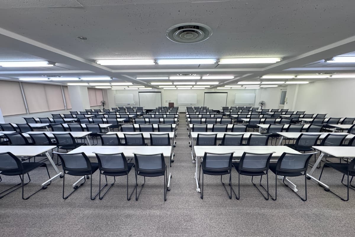 大人数に対応した貸し会議室のセミナールーム（スクール形式）