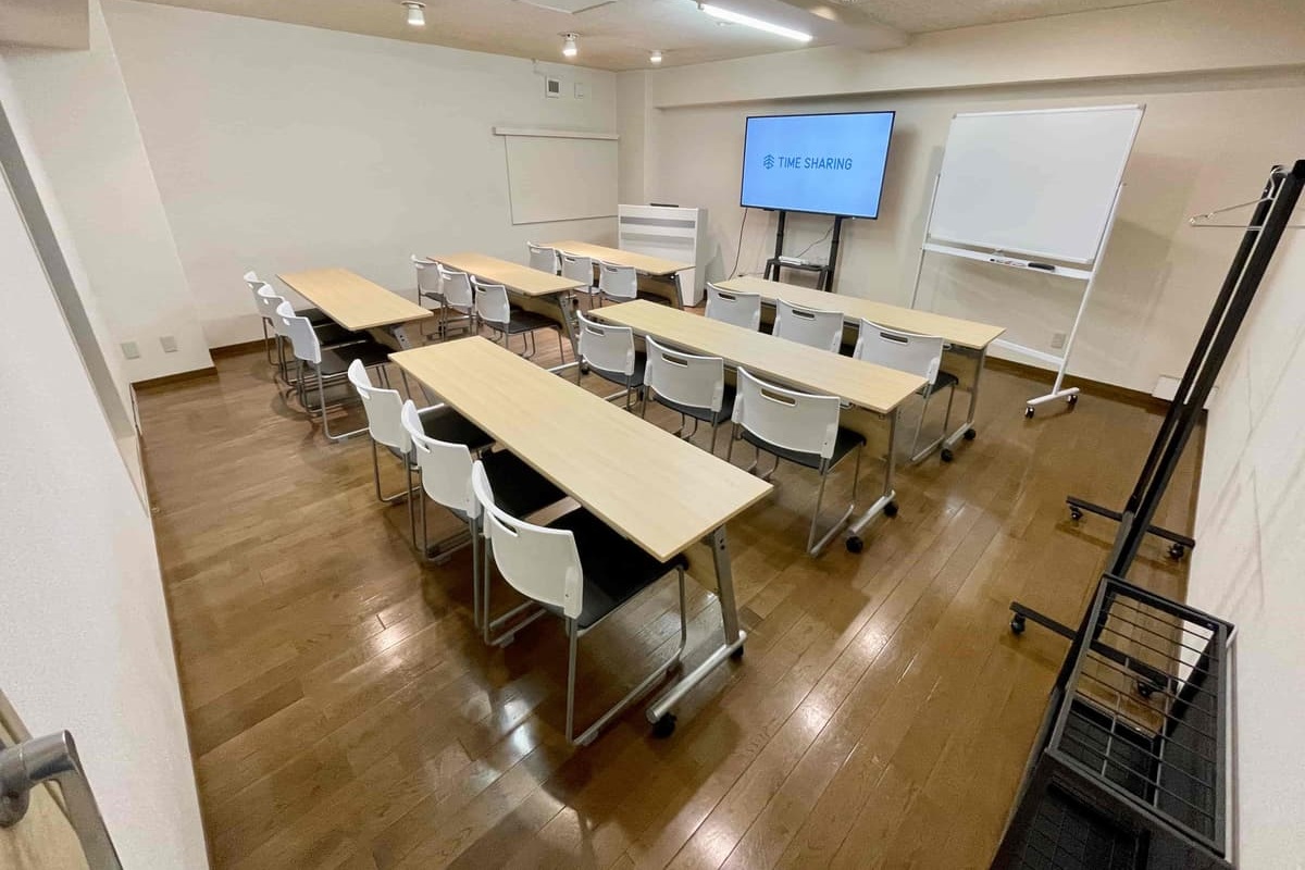 ナチュラルな内装で落ち着いた雰囲気の小規模会議室