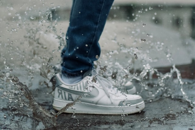 雨の日をイメージした地面の水しぶきとスニーカー