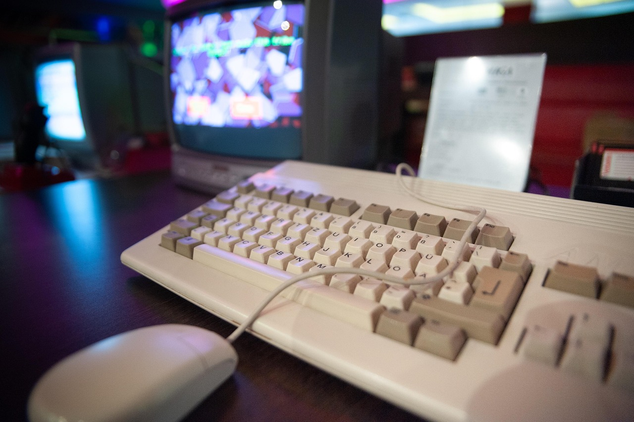 eスポーツ観戦やゲームオフ会をイメージしたパソコン画面
