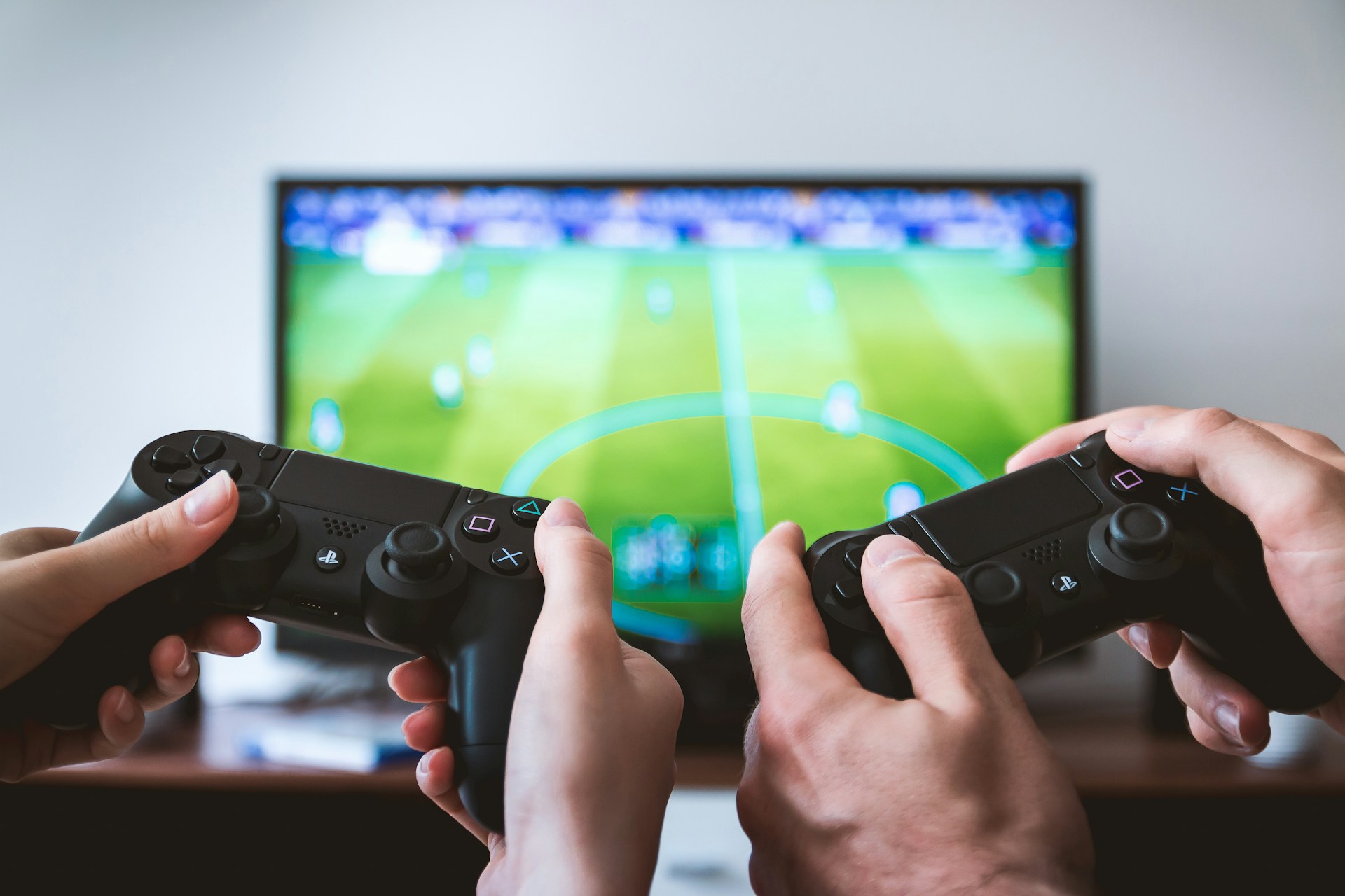 カップルが大画面のモニターでゲームを楽しむ様子