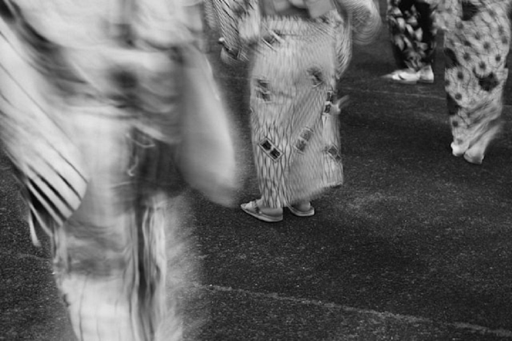 浴衣姿で歩く人々のモノクロ写真