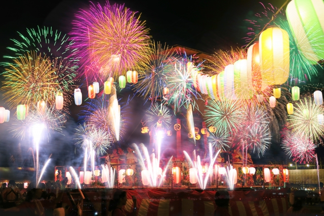 日本の夏の風物詩である花火大会の様子