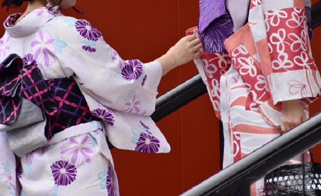 浴衣姿で花火大会の会場に向かう二人の女性