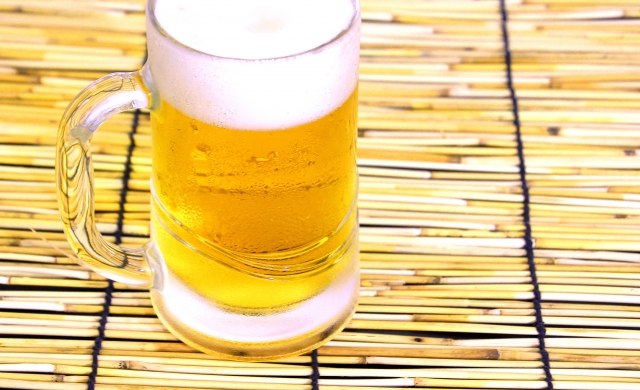 涼やかな簾の上に置かれた生ビールのジョッキ