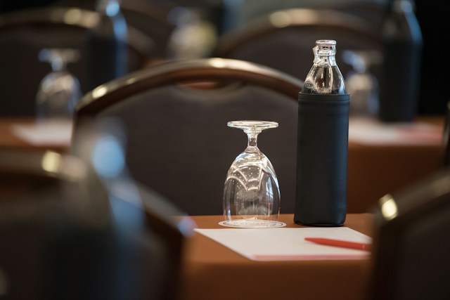 イベント参加者のために準備されたテーブルの上のドリンクとグラス