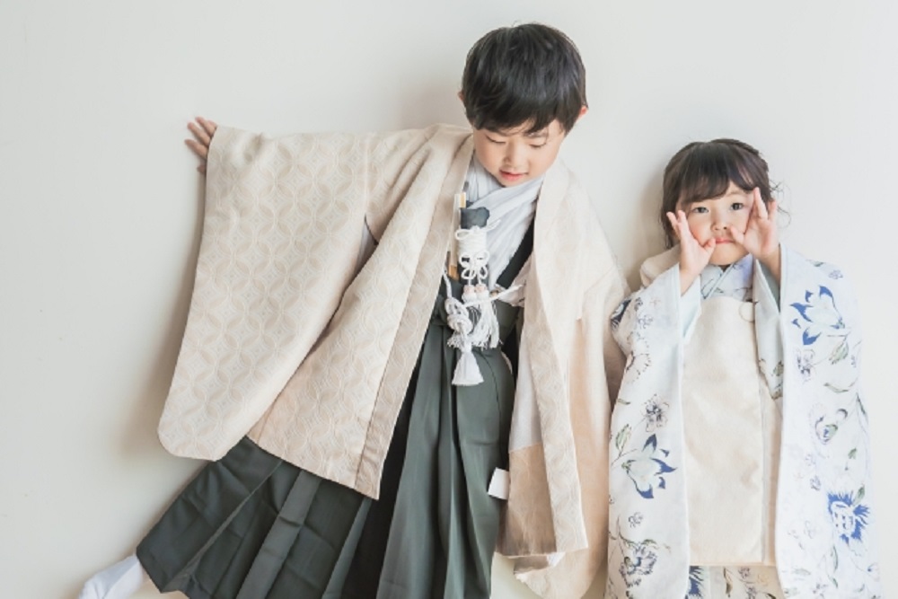 和装で七五三の撮影をする男の子と女の子