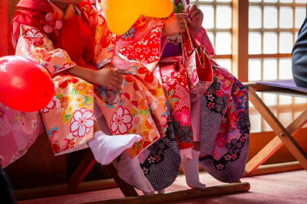 和装姿で椅子に座る姉妹