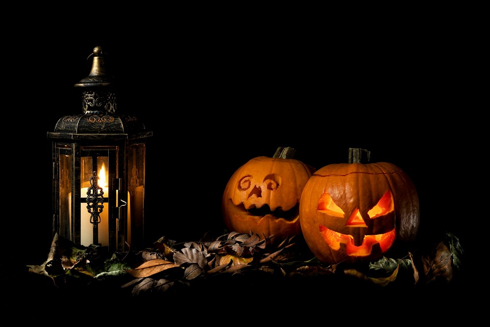 ランタンとカボチャが並べられたハロウィン装飾