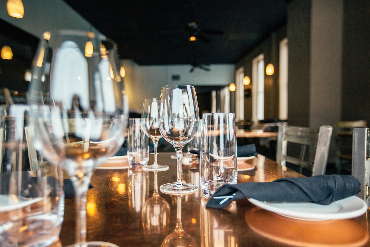 ワインや日本酒のテイスティングが楽しめる会場の様子