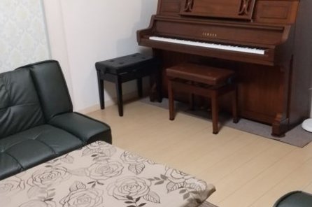 アップライトピアノ完備のピアノ練習室
