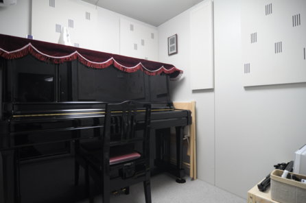 アップライトピアノ：ピアノ・声楽の個人練習・レッスンにレンタルピアノスタジオ 音楽練習室 