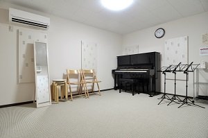 アップライトピアノ（8帖・5名まで）ピアノ・声楽・管弦楽器 音楽練習室の写真