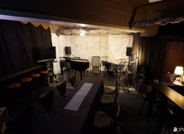 グランドピアノ＆ドラム常設のライブ・パーティースペースの写真