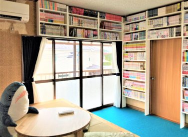 千葉市若葉区大宮台の2F。本棚に囲まれた空間でリモートワークやリラックスに最適！の写真