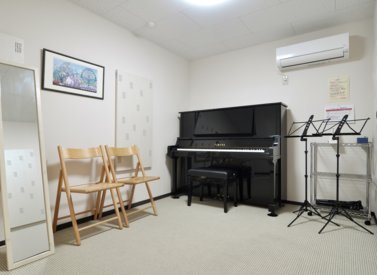 アップライトピアノ（4.5帖・3名まで）ピアノ・声楽・管弦楽器 音楽練習室の写真