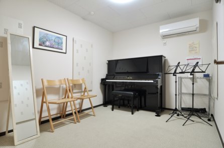 アップライトピアノ（4.5帖・3名まで）ピアノ・声楽・管弦楽器 音楽練習室
