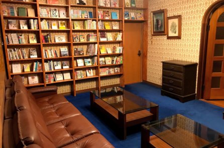 千葉市若葉区のレトロな洋間を読書室にしました。「大宮台ひだまりと本の家」