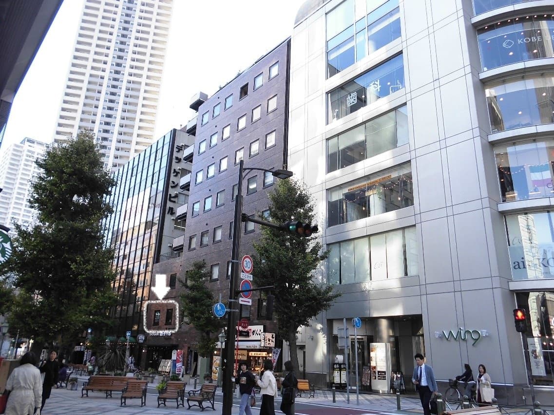 ☆三宮駅からもすぐ☆阪急百貨店を南に国際会館の方向へお進みください。国際会館から南東の一方通行の道路沿いすぐの茶色いビル2階(矢