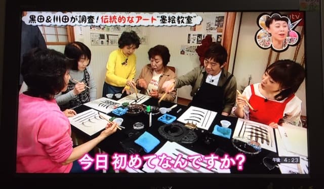 町家レンタルスペース*丸本屋 墨絵ワークショップのTV取材を受ける。