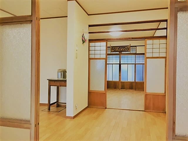 町家レンタルスペース*丸本屋 キッチンから奥をみる。