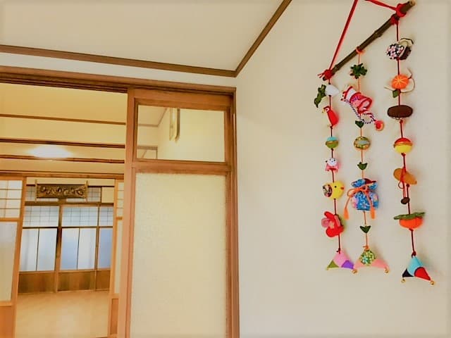 町家レンタルスペース*丸本屋 玄関左側壁面の吊り飾り