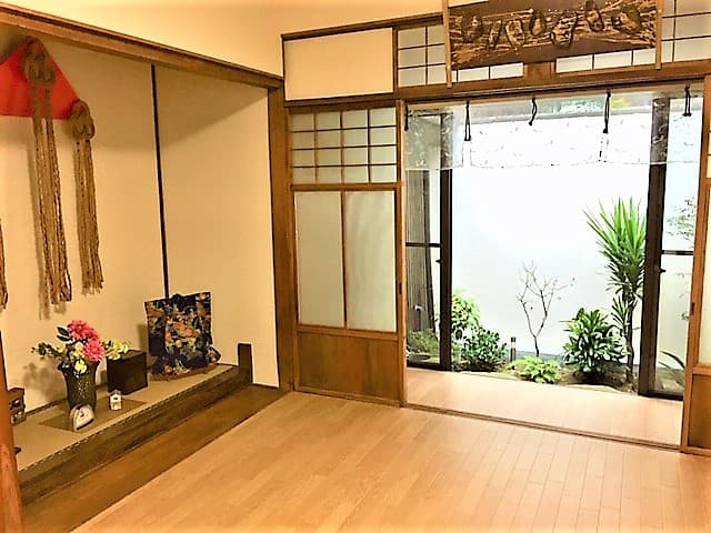 町家レンタルスペース*丸本屋 奥の間の床の間と廊下側:(和の立体オブジェ・人形着物)床の間レリーフ+石のレリーフ