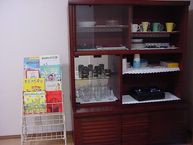 町家レンタルスペース*丸本屋 絵本・情報誌ラックと食器棚