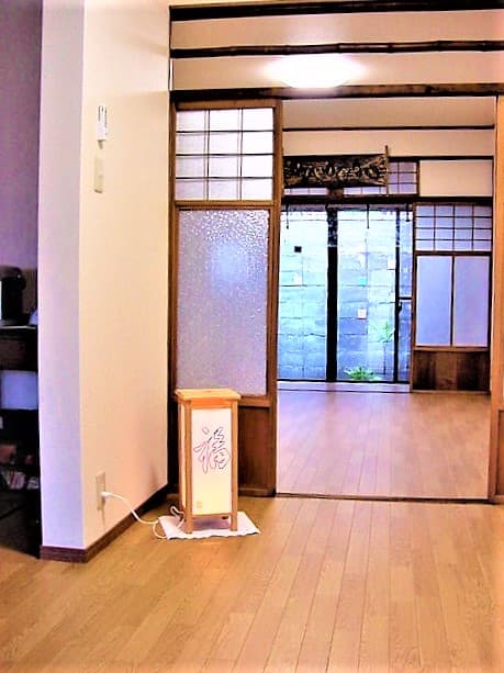 町家レンタルスペース*丸本屋 行燈 のある4帖半間から7畳間と庭を見る