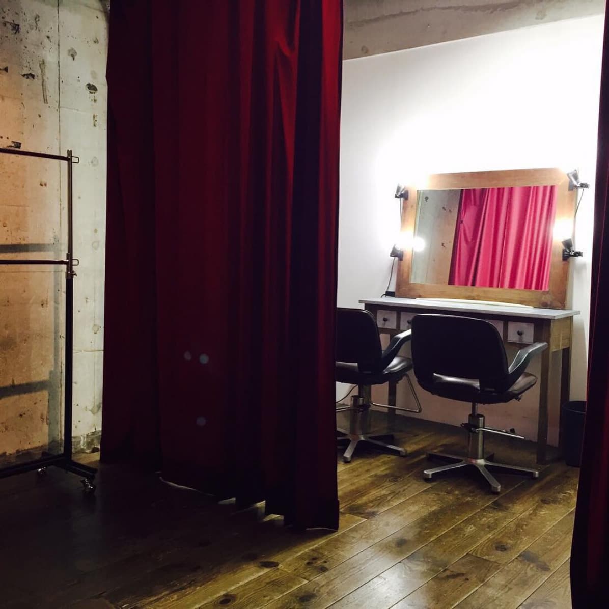 Aスタジオ。メイクルーム。