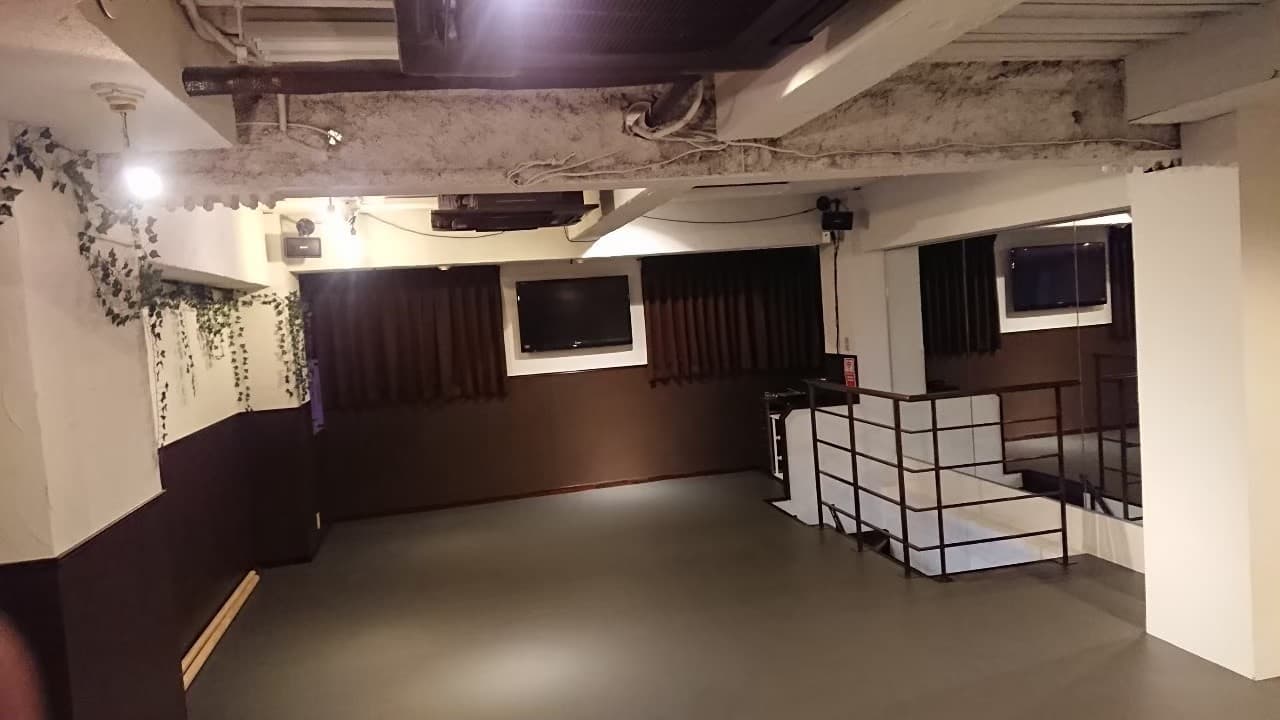 オンラインレッスンに対応の大型テレビ設置。