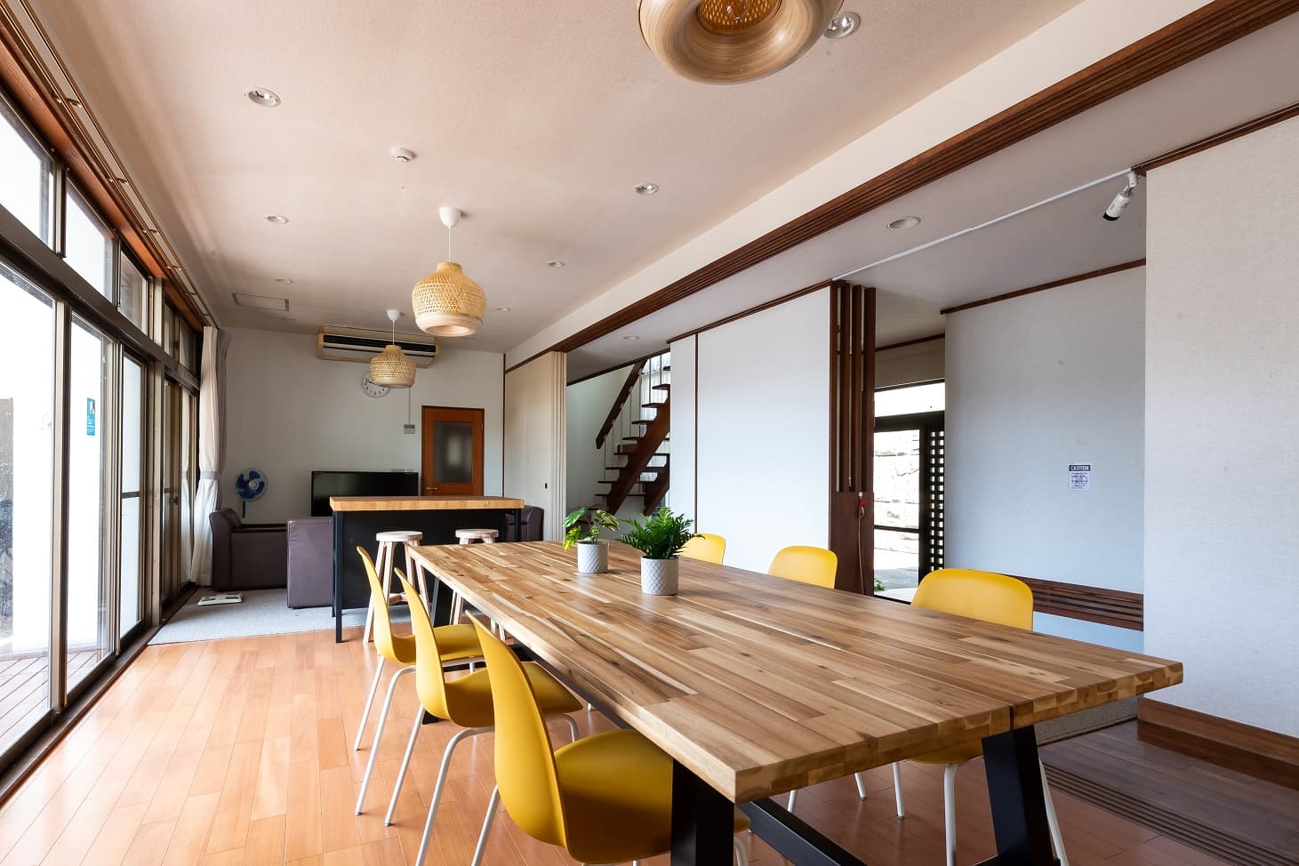 最大8名まで着席できるテーブル